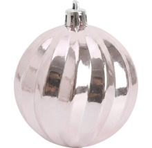 Geriffelte, glänzende rosa Weihnachtskugel mit silberner Kappe.