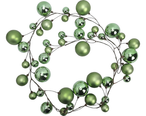 Weihnachtsgirlande mit grünen Christbaumkugeln in verschiedenen Größen, glänzend und matt auf braunem Draht.