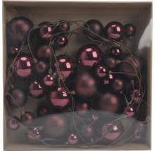Weihnachtsgirlande mit lila Beeren und Kugeln in verschiedenen Größen, matt und glänzend.