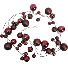 Weihnachtsgirlande mit dunkelroten Kugeln in verschiedenen Größen, matte und glänzende Oberfläche.