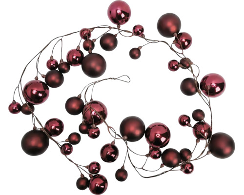 Weihnachtsgirlande mit dunkelroten Kugeln in verschiedenen Größen, matte und glänzende Oberfläche.