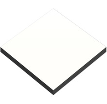 Panneau de construction blanc carré avec noyau sombre.