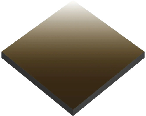 Échantillon carré d'un panneau composite avec une surface métallique brune et un noyau sombre.