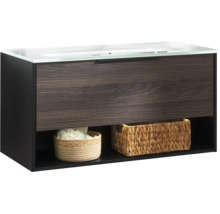 Meuble sous-vasque avec lavabo, un tiroir avec aspect bois foncé, étagère ouverte avec deux paniers tressés.