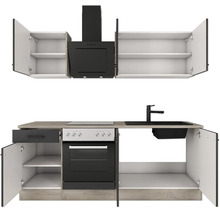 Bloc cuisine moderne avec meubles hauts, hotte noire, cuisinière, four, évier et meubles bas avec portes ouvertes.