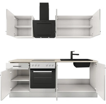 Küchenzeile mit weissen Schränken, Arbeitsplatte in Holzoptik, Backofen, Kochfeld, schwarzer Dunstabzugshaube, Spüle und Armatur.