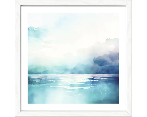 Wandbild im weissen Rahmen mit abstraktem Aquarell-Motiv einer Meereslandschaft unter hellem Wolkenhimmel.