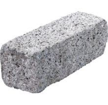 Pierre de granit rectangulaire avec surface clivée pour l'aménagement extérieur et les bordures.