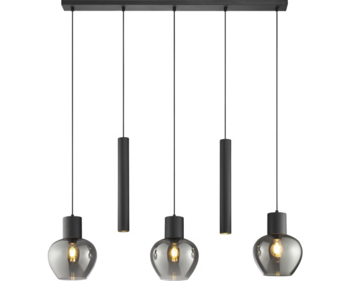 Suspension à cinq lampes avec abat-jour en verre et cylindres en métal sur un support de plafond.