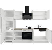 Küchenzeile mit weissen Schränken, Arbeitsplatte in Holzoptik, schwarzem Backofen, Spüle und Dunstabzugshaube. Schränke und Kühlschrank sind geöffnet.