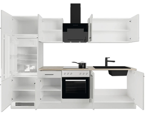 Küchenzeile mit weissen Schränken, Arbeitsplatte in Holzoptik, schwarzem Backofen, Spüle und Dunstabzugshaube. Schränke und Kühlschrank sind geöffnet.