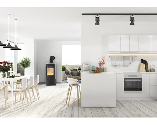 Espace de vie moderne et ouvert avec poêle, cuisine intégrée, salle à manger et terrasse au design clair et minimaliste.