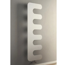 Moderner weisser Design-Heizkörper in Kamm-Optik, vertikal an der Wand montiert.