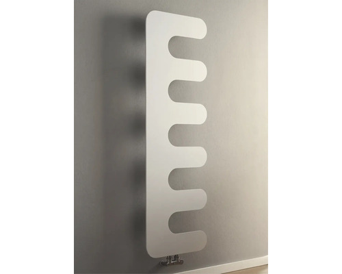 Moderner weisser Design-Heizkörper in Kamm-Optik, vertikal an der Wand montiert.