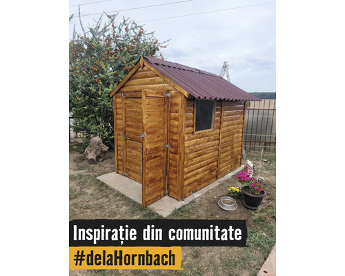 Kleines Gartenhaus aus Holz mit Satteldach und geöffneter Tür auf einem Betonfundament im Garten.