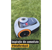 Robot tondeuse Navimow i105 sur une pelouse avec des roues orange et un panneau de commande.