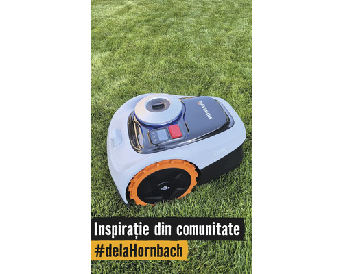 Robot tondeuse Navimow i105 sur une pelouse avec des roues orange et un panneau de commande.