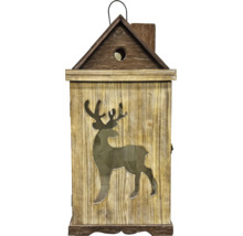 Holzlaterne in Hausform mit Hirsch-Ausschnitt und Metallgriff oben.