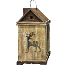 Hausförmige Laterne aus Holz mit Glaseinsätzen, einem Hirsch-Ausschnitt auf der Vorderseite und einem Drahtbügel zum Aufhängen.