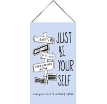 Plaque murale décorative avec chaîne et le texte anglais Just be yourself. Illustration d un poteau indicateur avec des termes comme Happy et Creative.