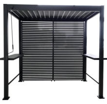 Pergola aus Aluminium in Schwarz mit verstellbarem Lamellendach, Lamellenrückwand und zwei seitlichen Ablagetischen.