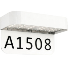 LED-Hausnummernleuchte mit weissem Gehäuse und Platte für Ziffern und Buchstaben.