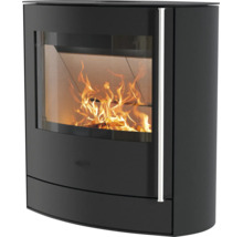 Schwarzer Kaminofen mit großer Sichtscheibe, brennendem Holzfeuer und vertikalem Edelstahlgriff.