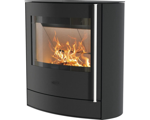 Poêle à bois noir avec grande vitre bombée, feu de bois et poignée verticale en acier inoxydable.