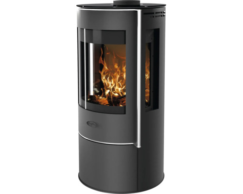 Poêle à bois cylindrique avec grande vitre bombée, vitres latérales et longue poignée verticale, feu brûlant à l'intérieur.