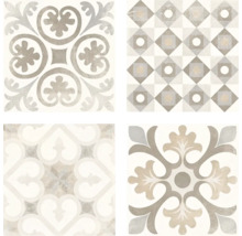 Vier quadratische Dekorfliesen mit unterschiedlichen ornamentalen und geometrischen Mustern im Vintage-Stil.