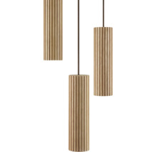 Suspension avec trois abat-jours cylindriques en bois rainuré suspendus par des câbles textiles