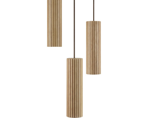 Suspension avec trois abat-jours cylindriques en bois rainuré suspendus par des câbles textiles