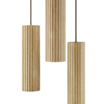 Trois suspensions cylindriques avec une surface en bois nervuré sur des câbles sombres