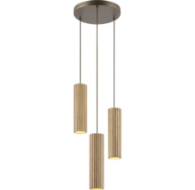 Suspension à trois flammes avec trois abat-jours cylindriques en bois à structure rainurée sur une fixation de plafond ronde.