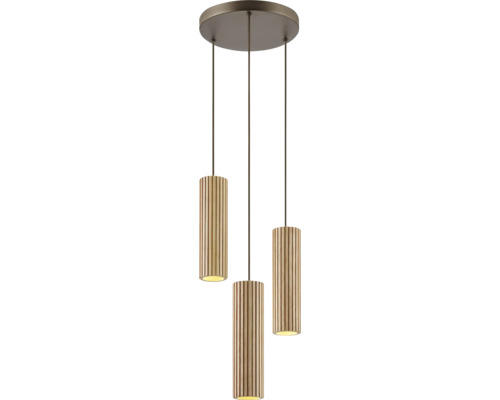 Suspension à trois flammes avec trois abat-jours cylindriques en bois à structure rainurée sur une fixation de plafond ronde.