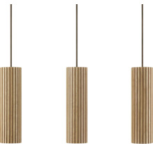 Trois suspensions cylindriques en bois nervuré avec câbles textiles fins pour un éclairage de plafond moderne.