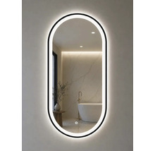 Ovaler LED-Badspiegel mit schwarzem Rahmen und Touch-Sensor. Die Reflexion zeigt ein helles, modernes Badezimmer mit freistehender Badewanne.