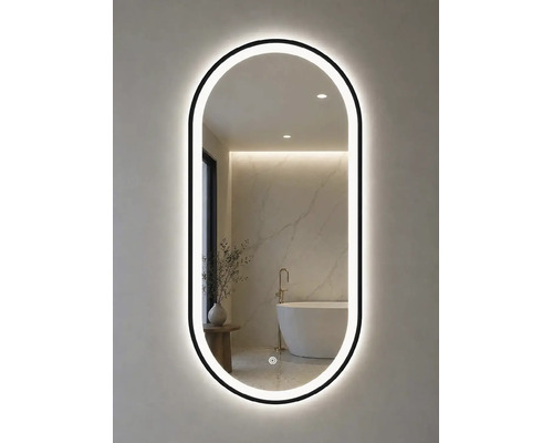 Miroir de salle de bain LED ovale avec cadre noir et capteur tactile. Le reflet montre une salle de bain moderne et lumineuse avec baignoire.