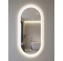 Ovaler Badezimmerspiegel mit umlaufender LED-Beleuchtung in einem modern gestalteten Badezimmer mit freistehender Badewanne.