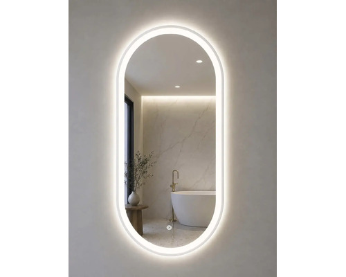 Ovaler Badezimmerspiegel mit umlaufender LED-Beleuchtung in einem modern gestalteten Badezimmer mit freistehender Badewanne.