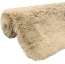 Flauschiger Webpelz-Teppich mit langem Flor, beige, aufgerollt.