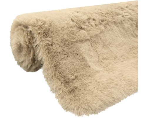 Flauschiger Webpelz-Teppich mit langem Flor, beige, aufgerollt.