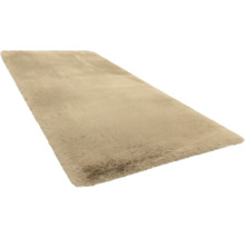 Weicher Hochflor-Teppich in Beige, rechteckige Form, flauschige Oberfläche.