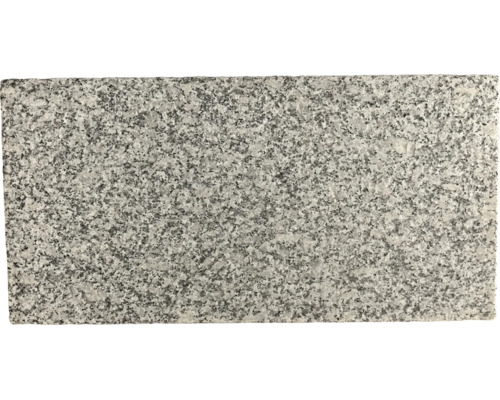 Dalle rectangulaire en granit à grain fin pour l'extérieur.