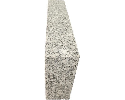 Longue bordure en granit avec surface structurée pour l'aménagement de jardins et d'espaces verts.