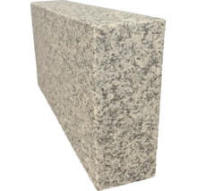 Pierre de granit rectangulaire avec surface naturelle pour jardin et aménagement paysager.