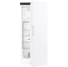 Weisser Kühlschrank mit geöffneter Tür, mehreren Glasablagen und einem Gemüsefach im unteren Bereich.