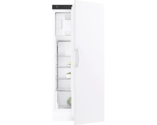 Weisser Kühlschrank mit geöffneter Tür, mehreren Glasablagen und einem Gemüsefach im unteren Bereich.