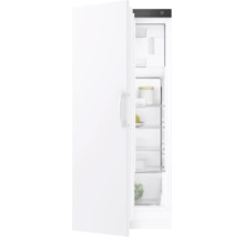 Einbaukühlschrank mit geöffneter weißer Tür, Innenraum mit Glasablagen und einem Gemüsefach.
