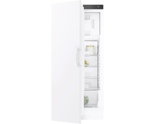 Einbaukühlschrank mit geöffneter weißer Tür, Innenraum mit Glasablagen und einem Gemüsefach.